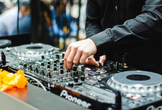 DJ
